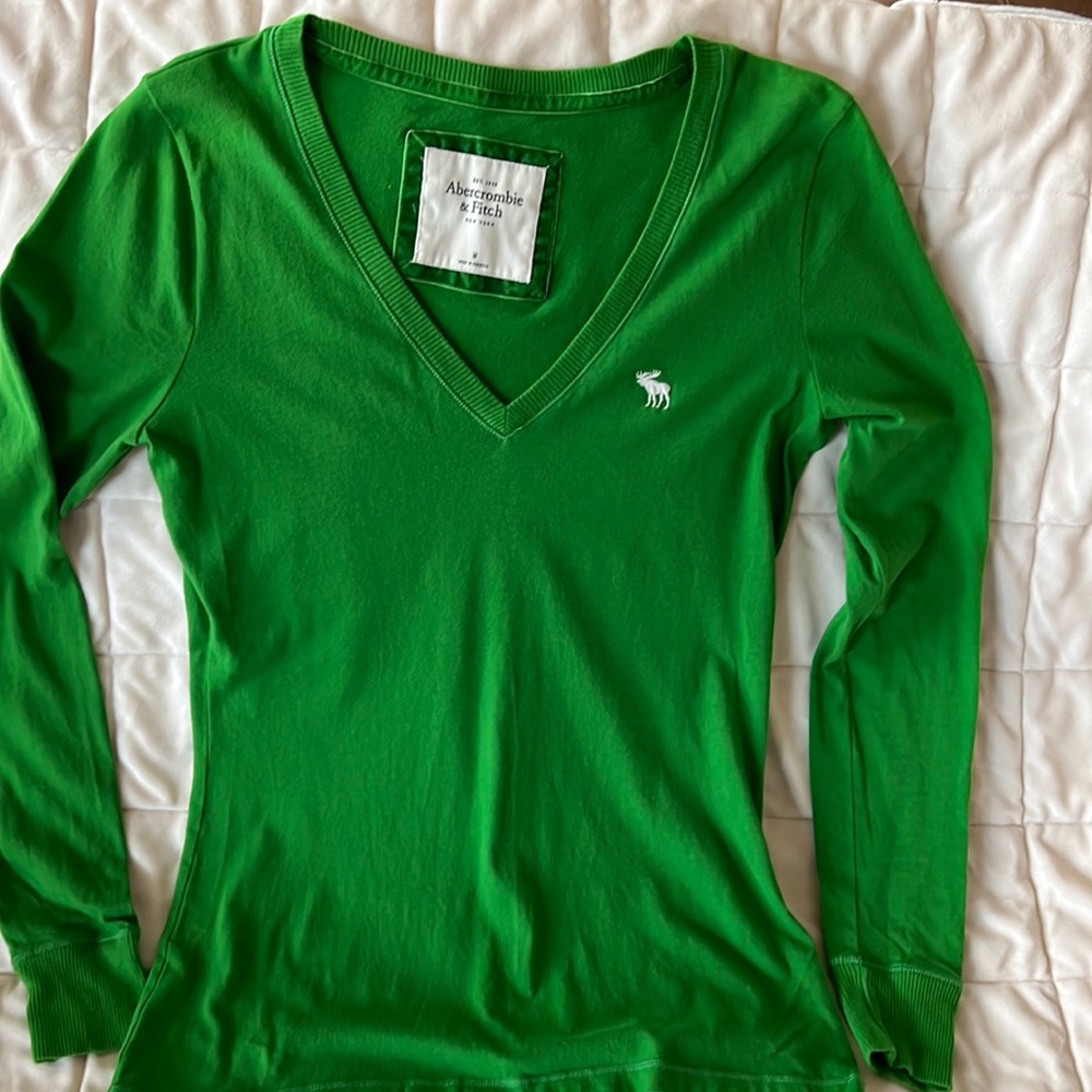 Abercrombie Mens M shirt. V neck.